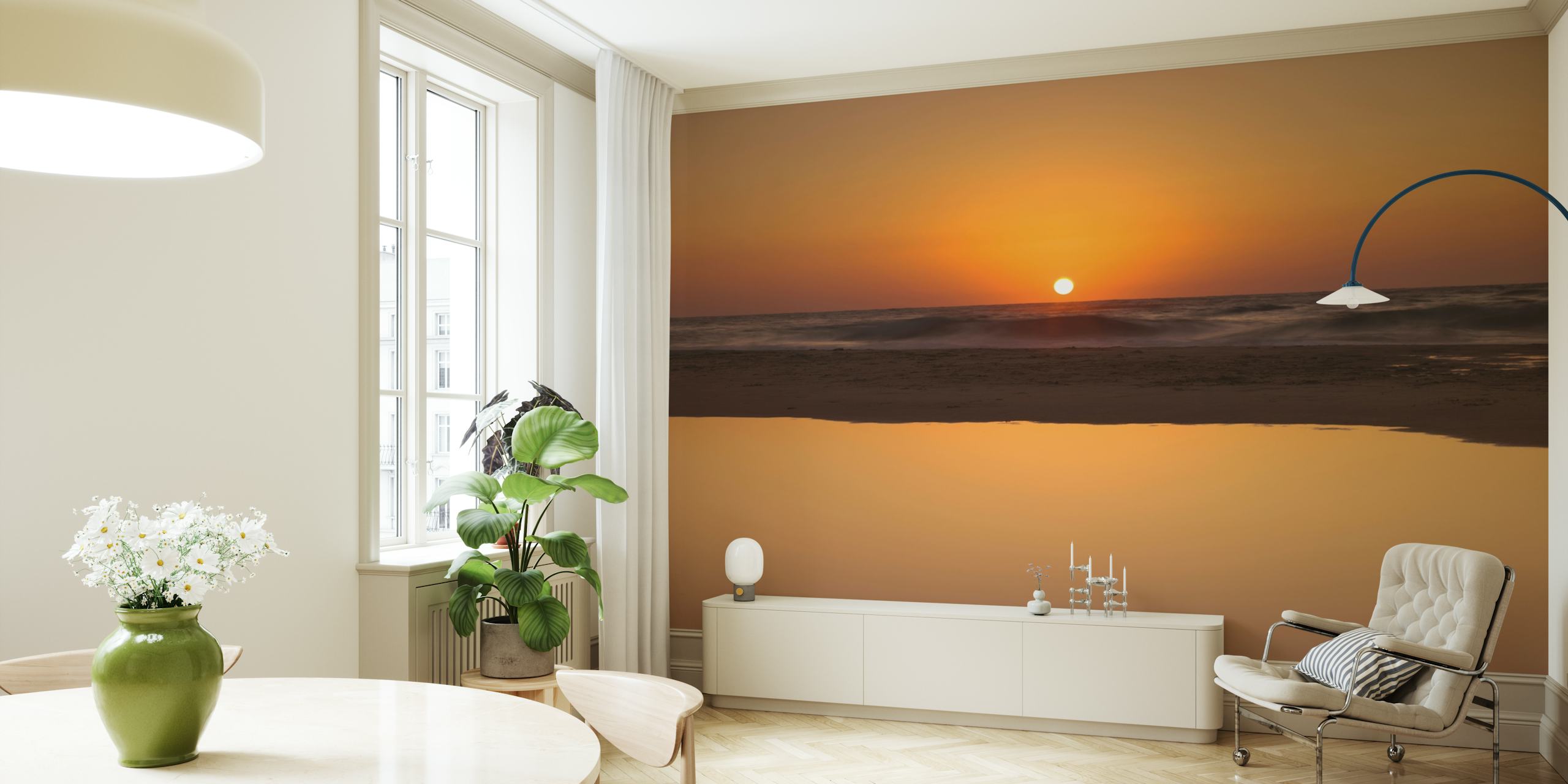 Sundown Symphony-vægmaleri, der viser en kystsolnedgang med reflekteret sol på vandet